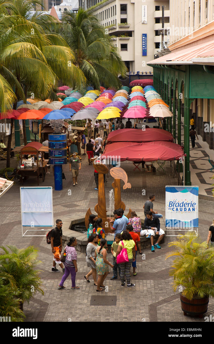 Mauritius, Port Louis, Caudon Waterfront, Besucher am Brunnen unter bunten Beschattung Schirme Stockfoto