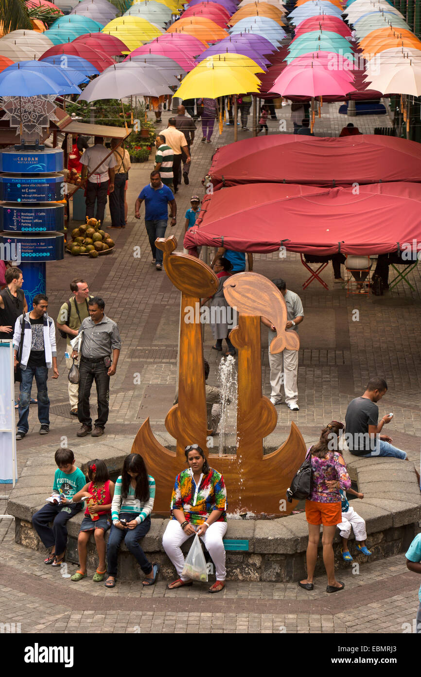 Mauritius, Port Louis, Caudon Waterfront, Besucher am Brunnen unter bunten Beschattung Schirme Stockfoto