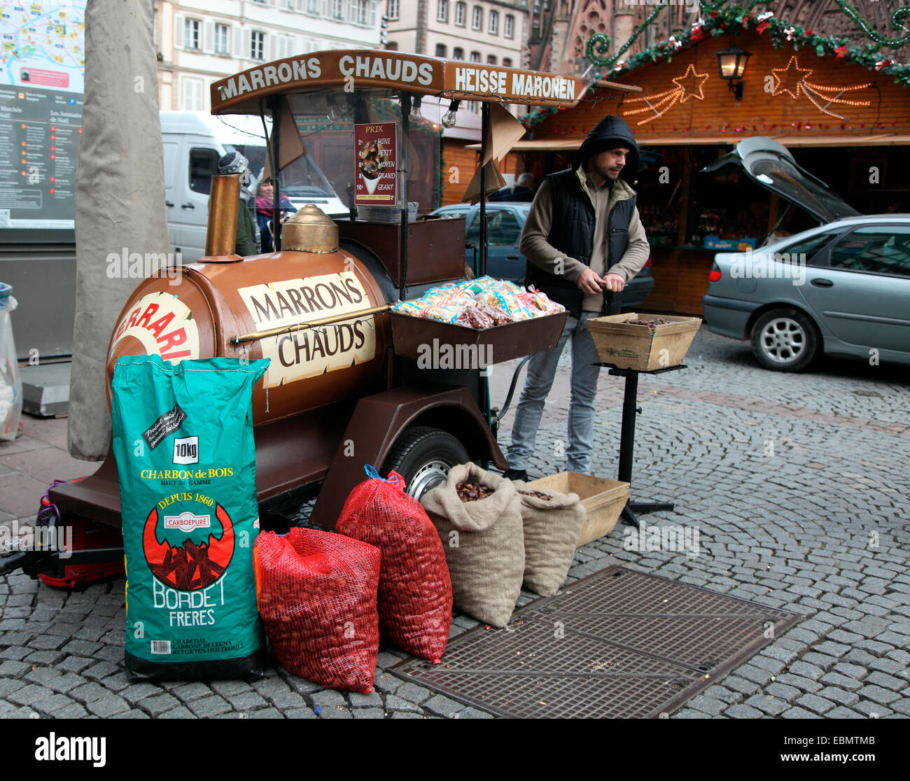 Geröstete Kastanien Verkäufer im Straßburger Weihnachtsmarkt Stockfoto