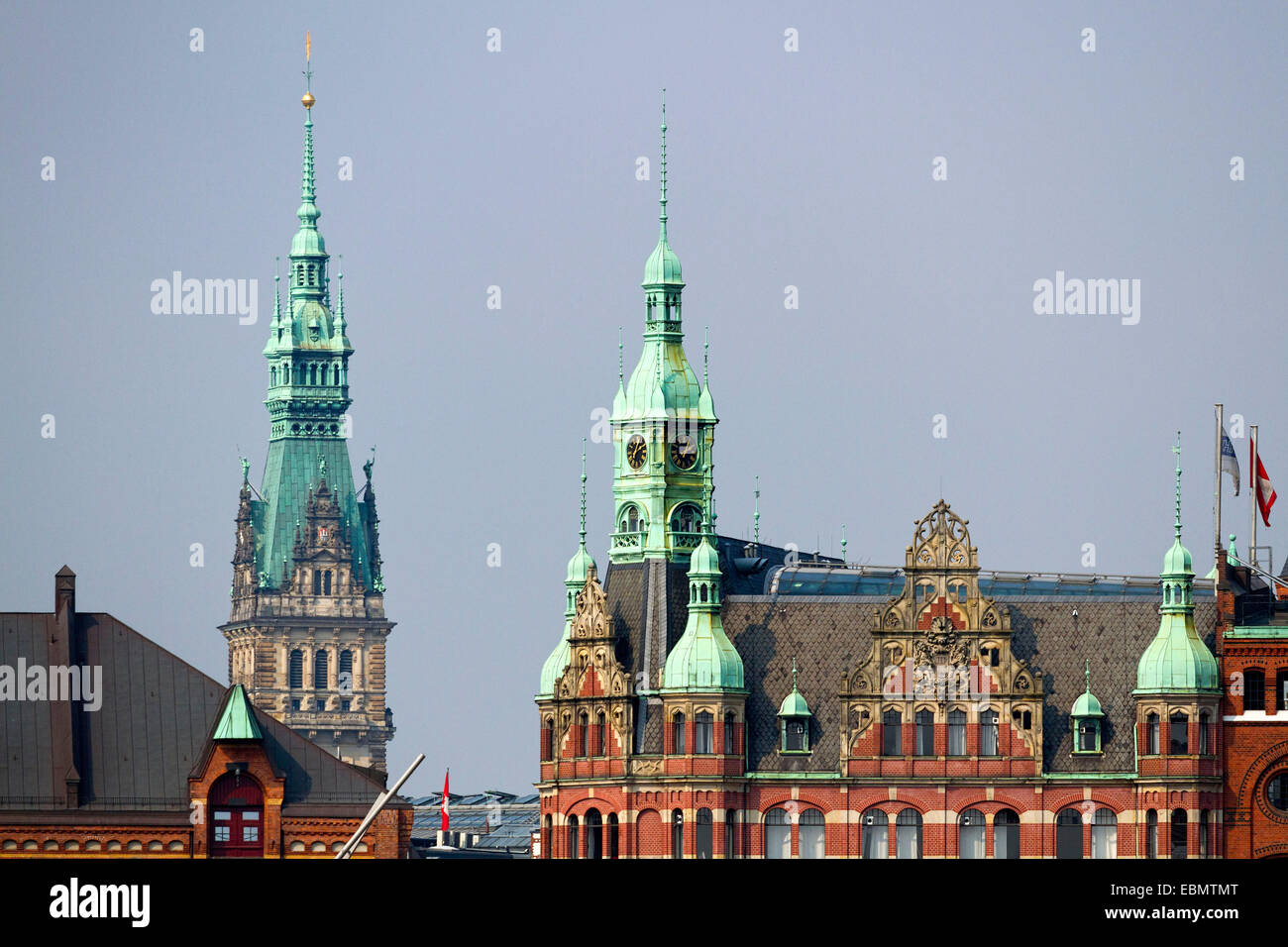 Kirchturm Türme des Rathauses (Rathaus), Hauptsitz der HHLA, Hamburg, Deutschland, Europa. Stockfoto