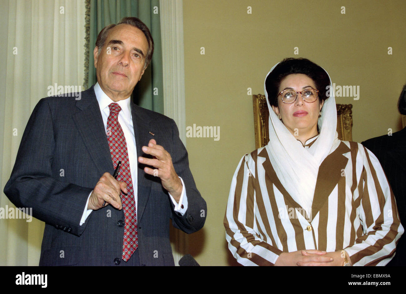 US-Senat Majority Leader Robert Dole mit Pakistans Premierminister Benizar Bhutto nach einem Treffen auf dem Capitol Hill 6. April 1995 in Washington, DC. Stockfoto