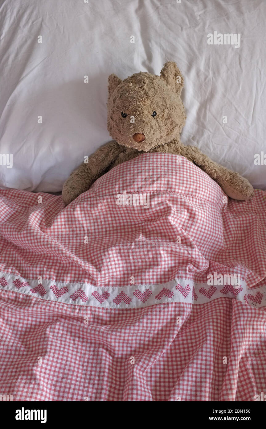 Ein Teddybär in einem jungen Kinder Bett Stockfoto