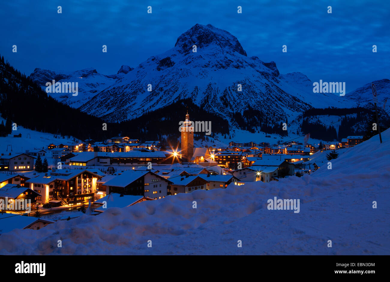 Skigebiet Lech in der Nacht, Österreich Stockfoto