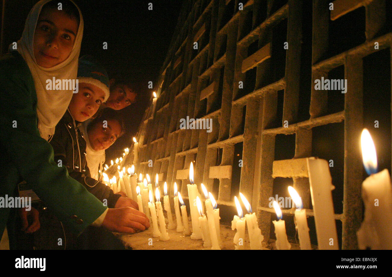 Srinagar, Kaschmir. 3. Dezember 2014.  Welt behinderte Personen einschließlich Kinder das Tal Durchführung Anzünden von Kerzen beim Protest gegen die Haltung der Regierung am Welttag der Disablity in Srinagar Credit: Sofi Suhail/Alamy Live News Stockfoto