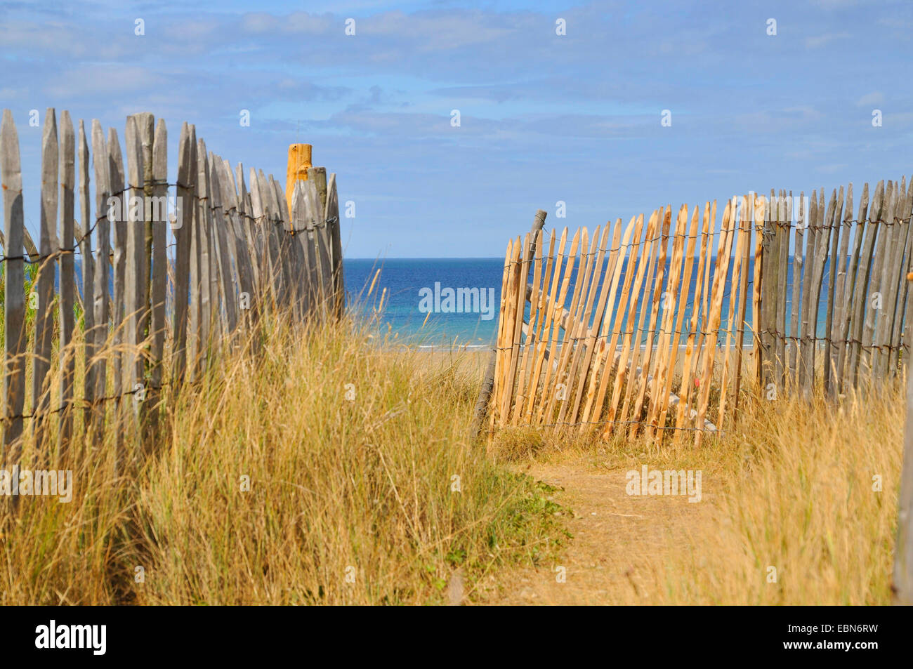 Weg zwischen Holzzäune zum Strand, Frankreich, Bretagne, erquy Stockfoto