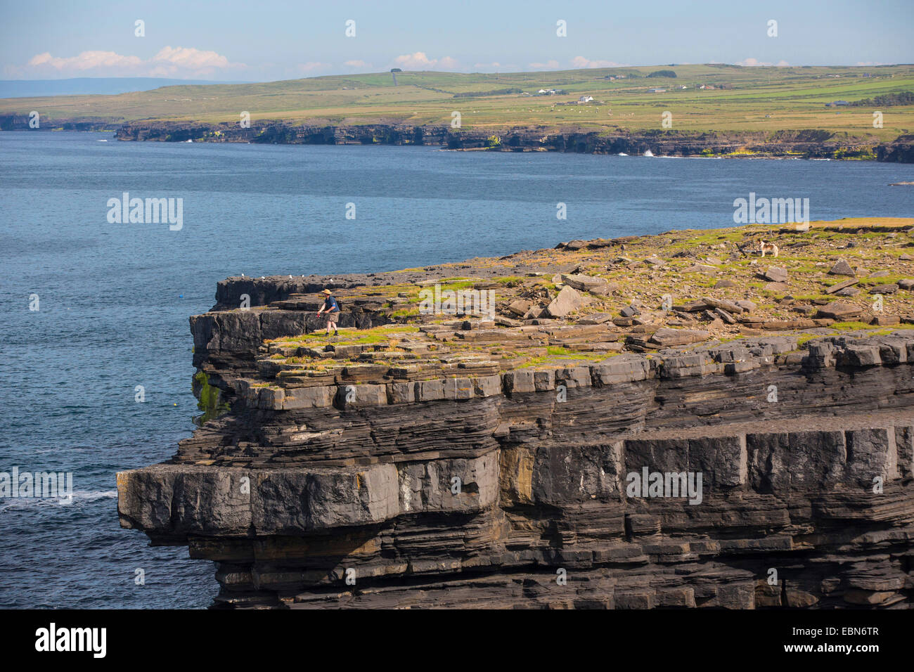 Makrele Angler am Rande einer 80 m hohen Steilküste, Irland, County Mayo, Downpatrik Head Stockfoto