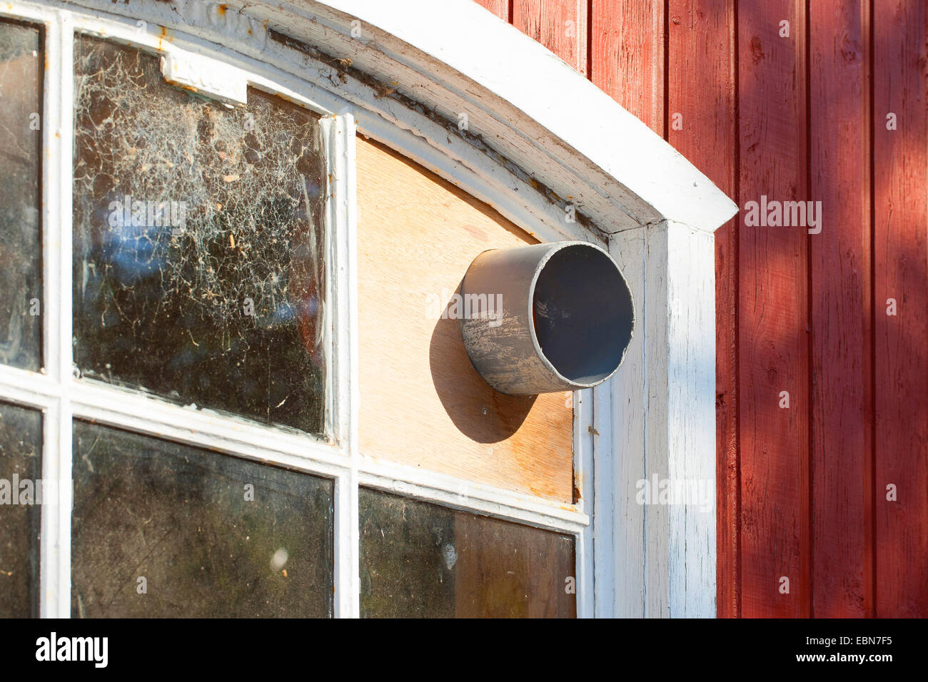 in einem Fenster eingebauten Rohr, Rohr als eine Öffnung an der Innenseite der einen Schuppen, hohle Hohlräume als Versteck, Zugang für Tiere, Deutschland Stockfoto