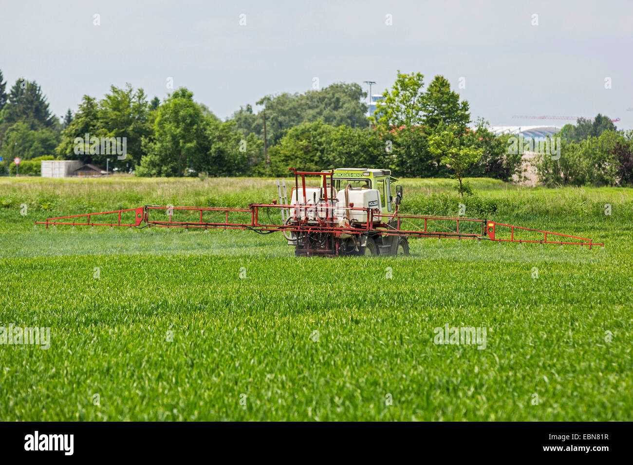 Pflanzen-Schutzmittel Anwendung auf ein Korn Feld, Deutschland, Bayern Stockfoto