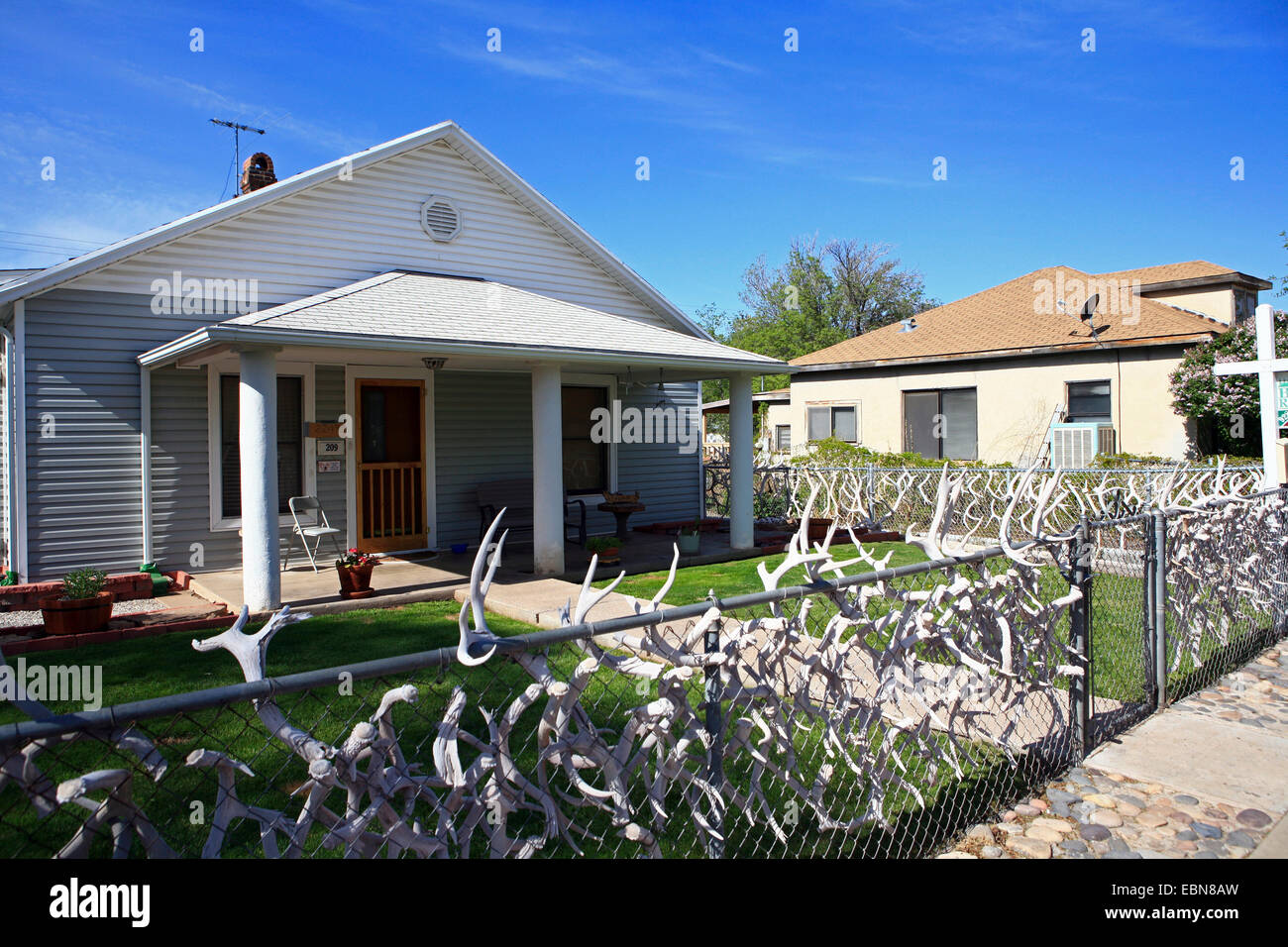 Gartenzaun von einem residental Gebäude geschmückt mit vielen Geweihe als Jagdtrophäen, USA, Arizona, Seligman Stockfoto