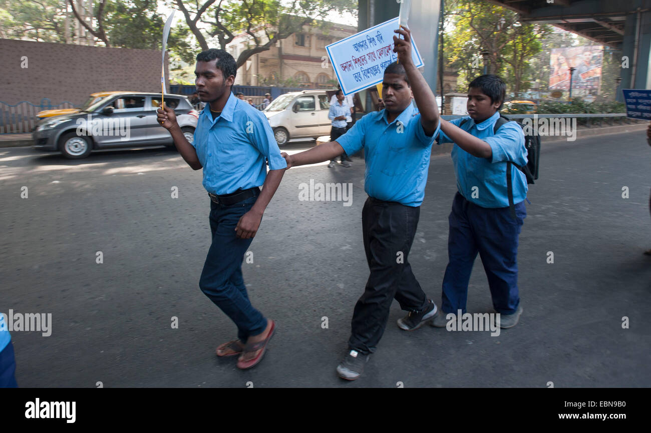 (141203)--Kalkutta, 3. Dezember 2014 (Xinhua)--indische visuell behinderte Studenten nehmen Sie Teil an einer Kundgebung anlässlich der internationale Tag der Menschen mit Behinderung in Kalkutta, Hauptstadt des östlichen indischen Bundesstaat Westbengalen, 3. Dezember 2014. Der internationale Tag der Menschen mit Behinderung wird beobachtet, am Mittwoch ein Verständnis von Behindertenfragen zu fördern und Unterstützung für die Menschenwürde, Menschenrechte und Wohlbefinden von Menschen mit Behinderungen zu mobilisieren. (Xinhua/Tumpa Mondal) Stockfoto