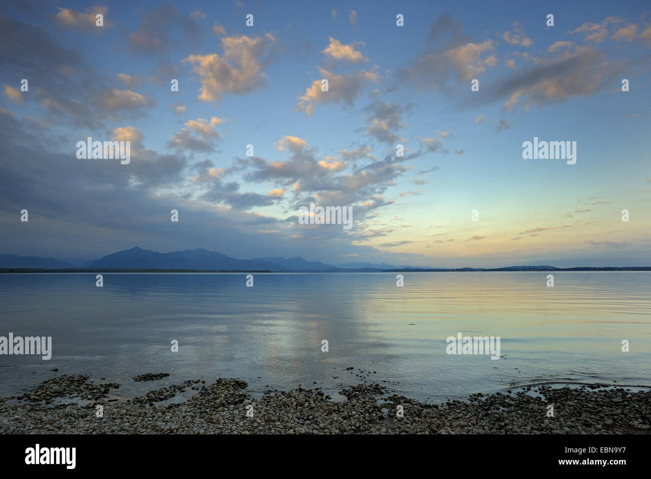 Wolken am Himmel bei Sonnenaufgang am See Chiemsee, Deutschland, Bayern, Chieming Stockfoto