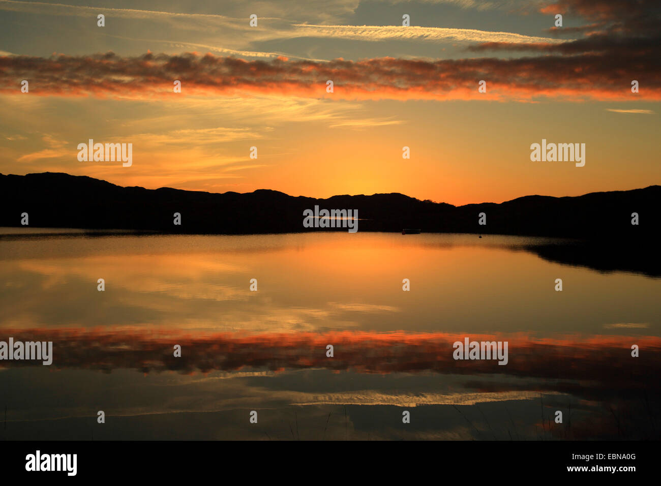 Loch Asynth bei Sonnenuntergang, Ichnadamph, Highlands, Schottland, Vereinigtes Königreich Stockfoto