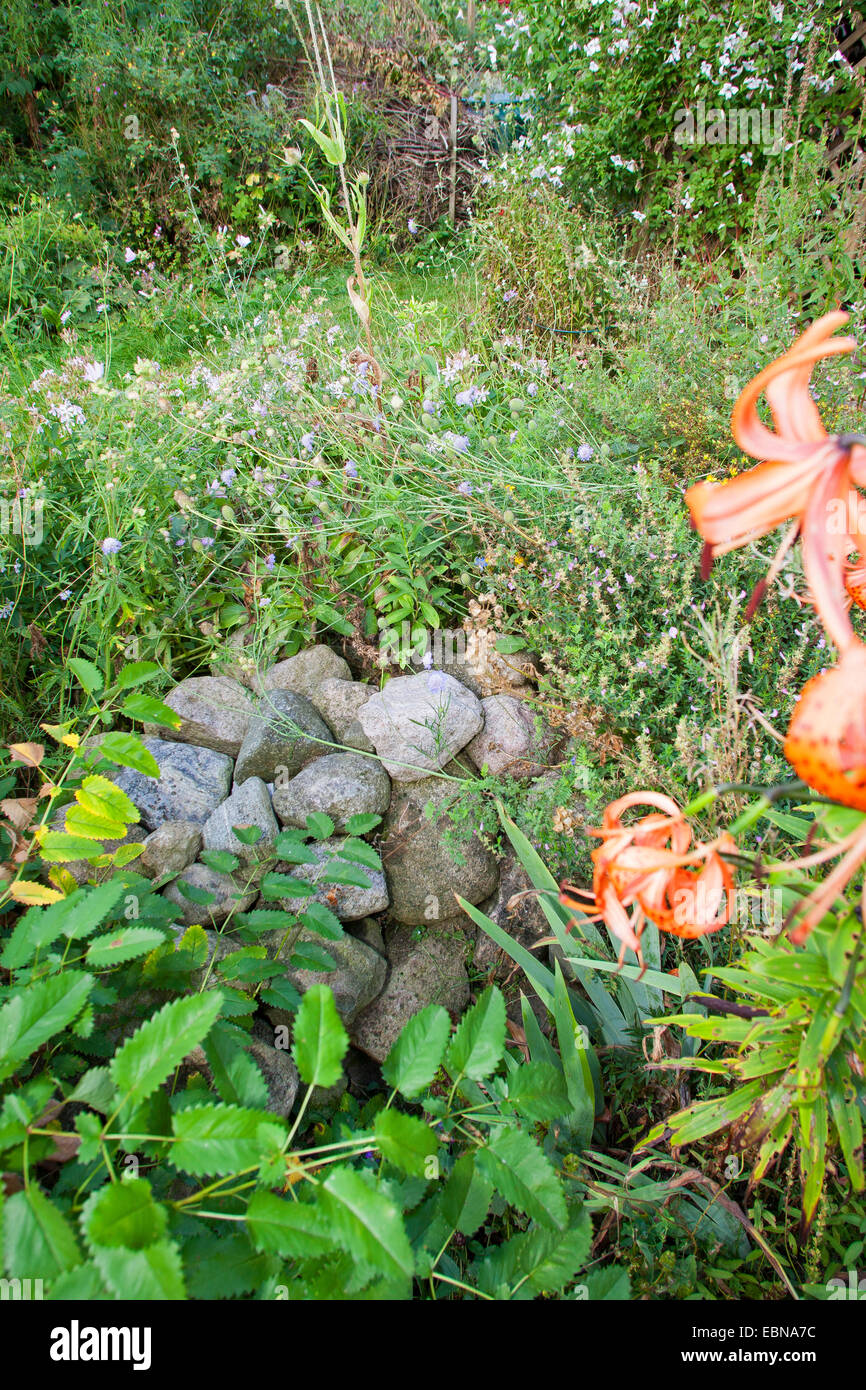 Natursteine auf einem Steinhaufen, als Unterschlupf, Lebensraum für Tiere im Garten, Deutschland Stockfoto