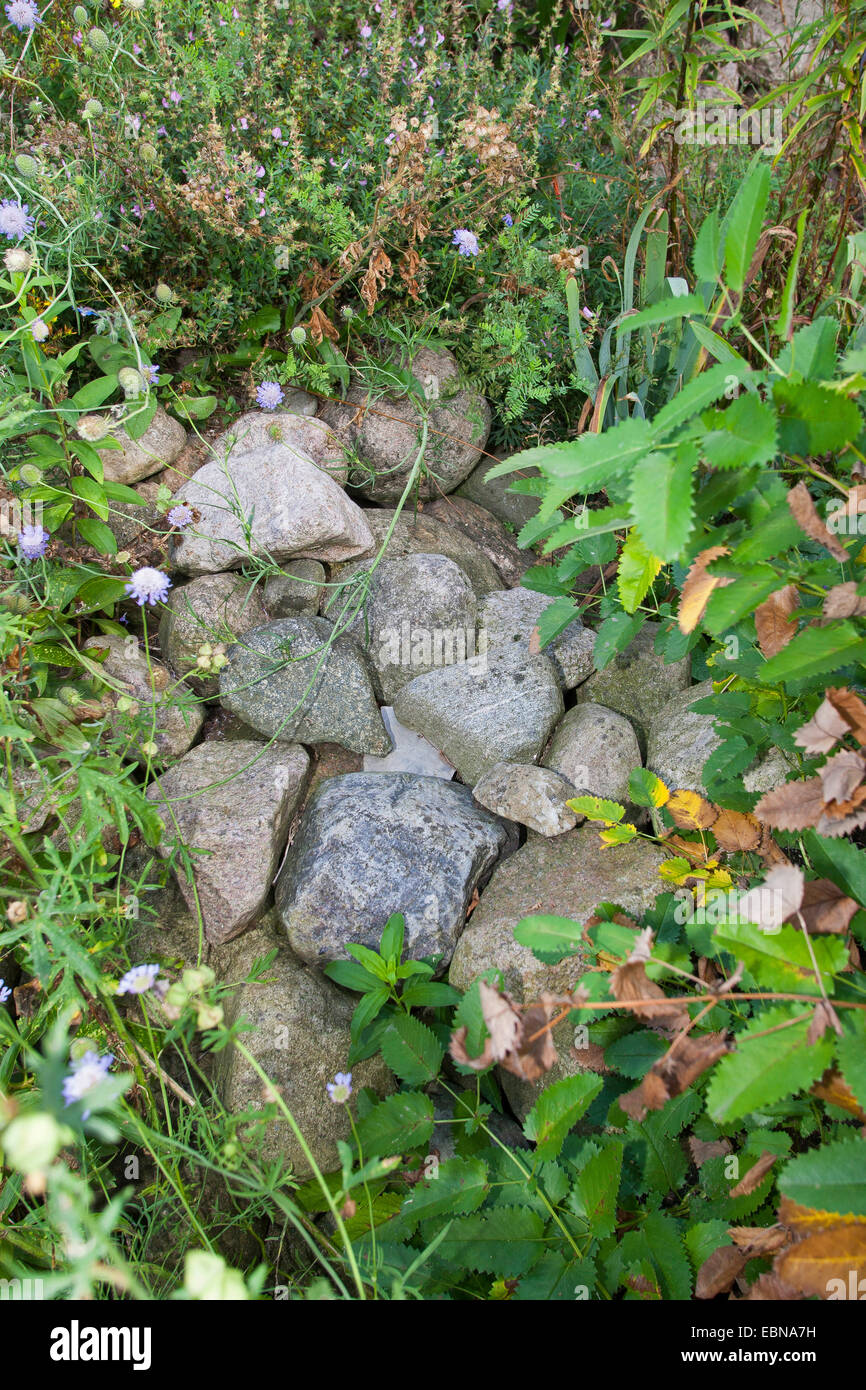 Natursteine auf einem Steinhaufen, als Unterschlupf, Lebensraum für Tiere im Garten, Deutschland Stockfoto