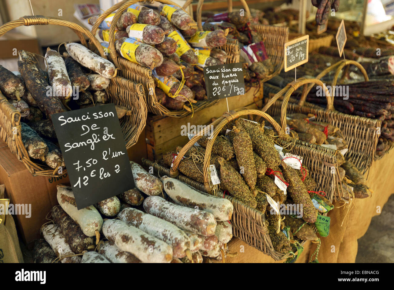 Marktstand mit typisch französischer Wurst, Frankreich, Corsica Stockfoto