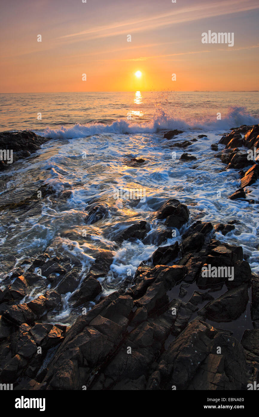 Sonnenaufgang an der Küste von Northumberland, Vereinigtes Königreich, England, Northumberland, Farne Islands Stockfoto