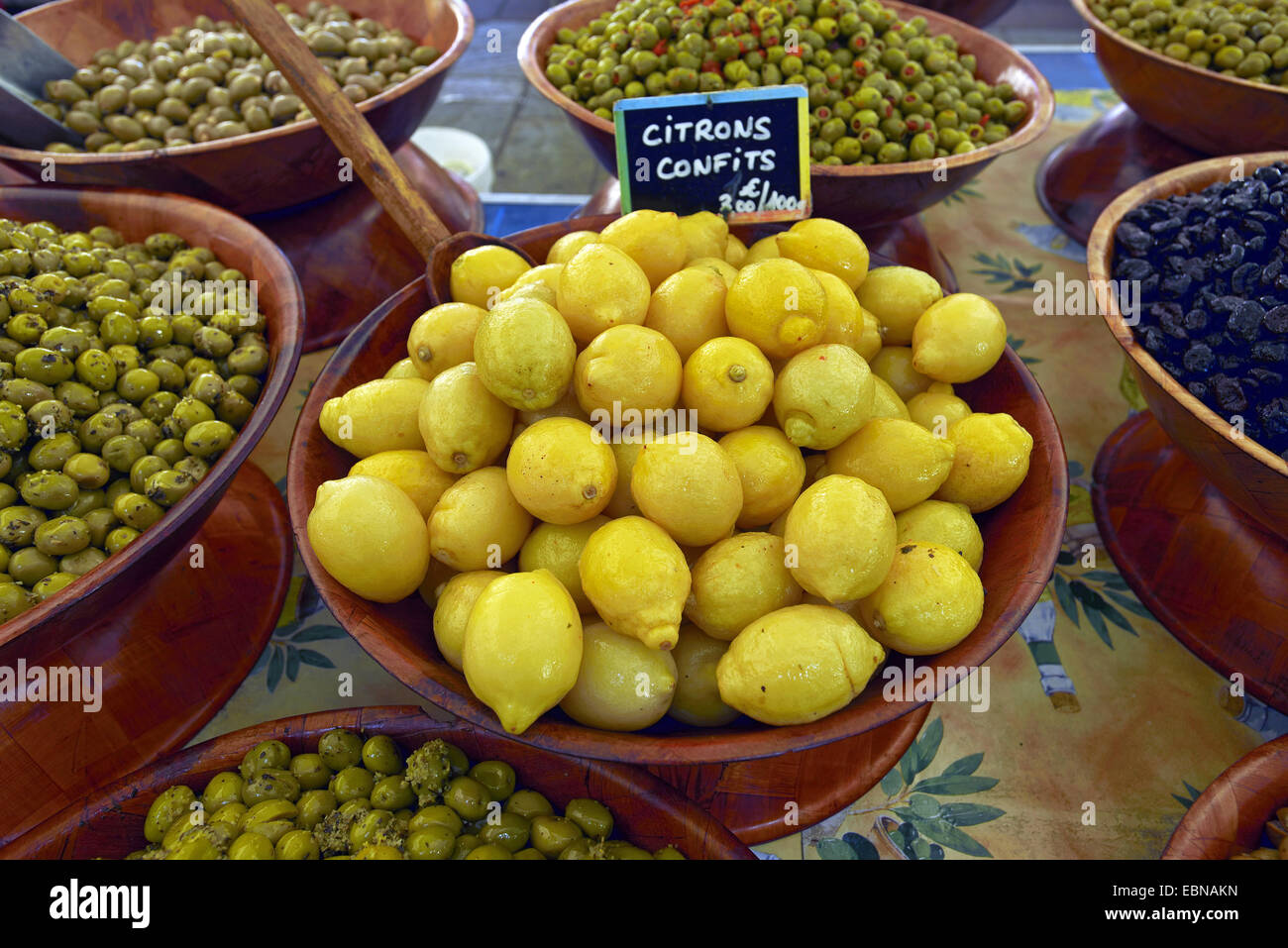 Zitrone (Citrus Limon), stehen gezuckerte Zitronen auf einem Markt in Ajaccio, Frankreich, Korsika Stockfoto