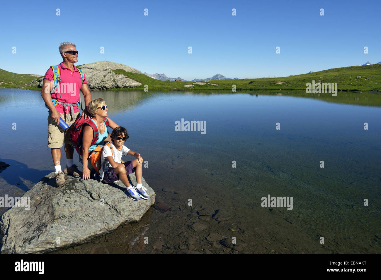 Familienfoto auf einem Felsen in den See des Moutons, Frankreich, Savoyen, Nationalparks Vanoise Stockfoto
