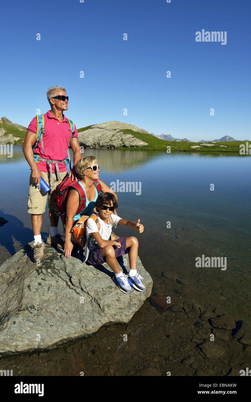 Familienfoto auf einem Felsen in den See des Moutons, Frankreich, Savoyen, Nationalparks Vanoise Stockfoto