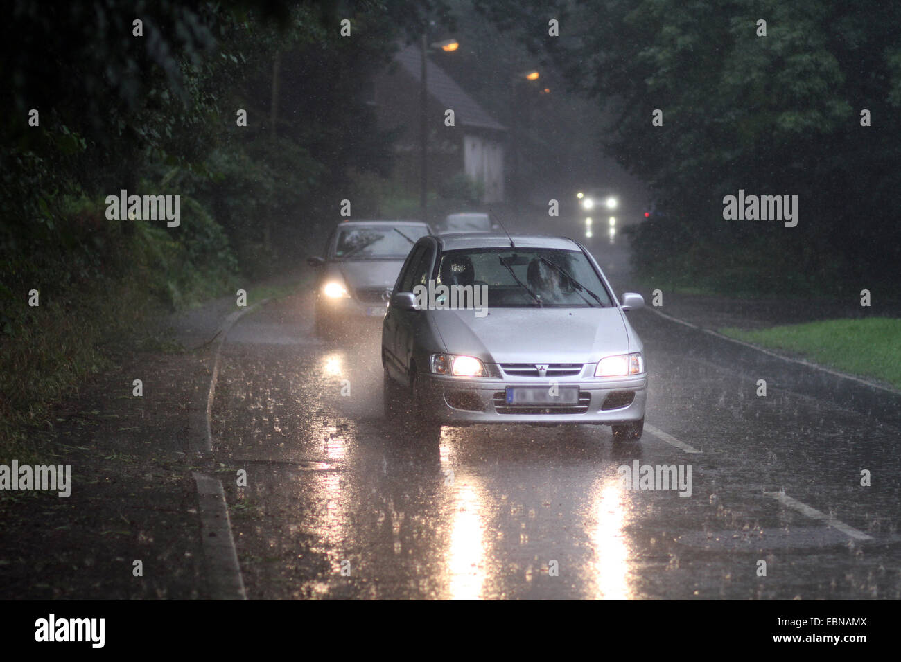 Straßenverkehr in schweren Regen, Deutschland Stockfoto