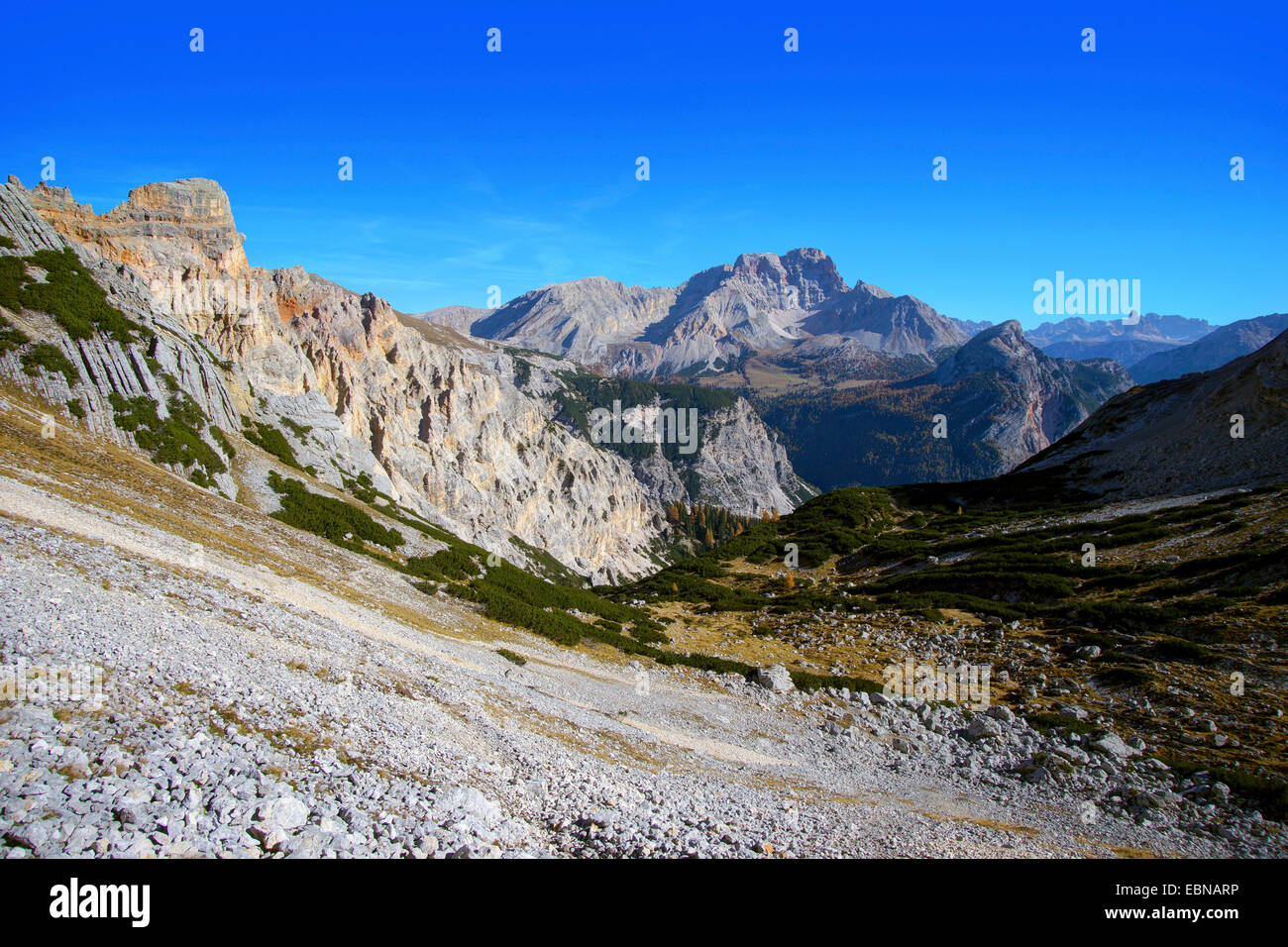 Blick zum Tre Cime di Lavaredo und Zwoelferkofel, Italien, Südtirol, Dolomiten Stockfoto
