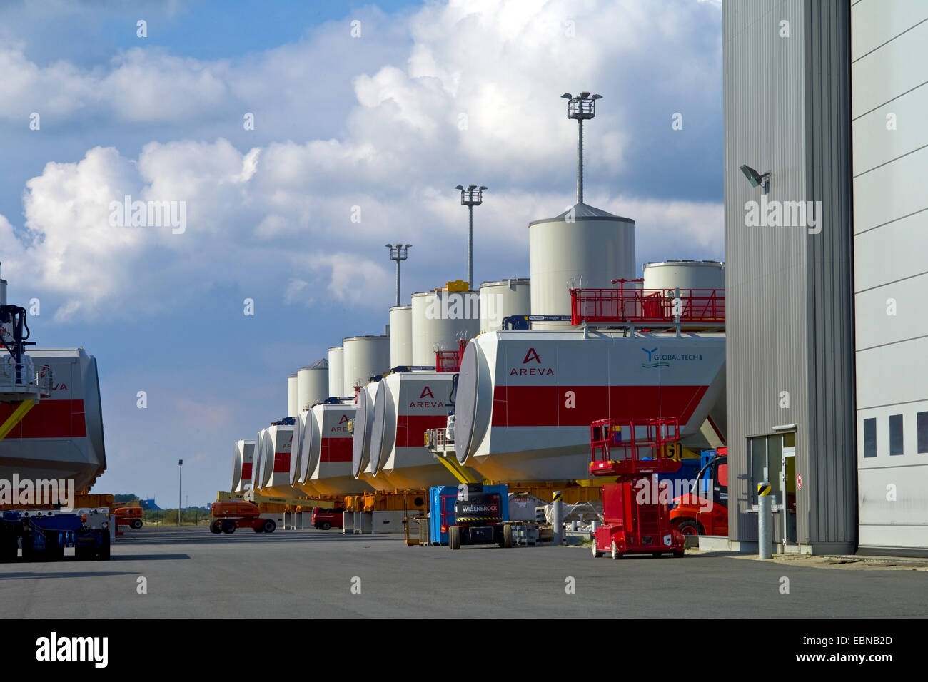 Komponenten von Offshore-Windparks im Hafen, Deutschland, Bremerhaven Stockfoto