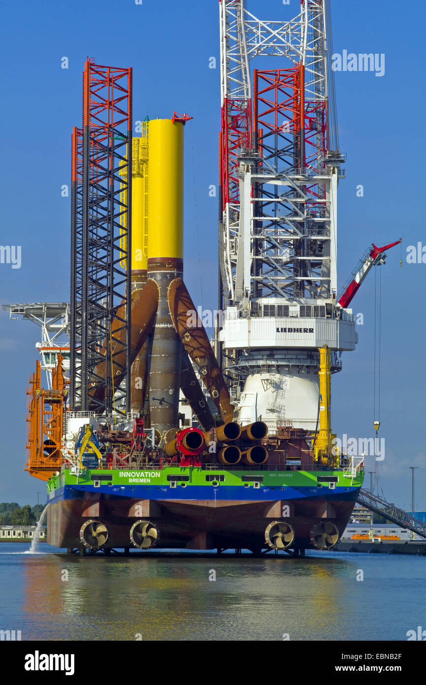 Transportschiff mit Tripos für Offshore-Windparks im Hafen, Deutschland, Bremerhaven Stockfoto