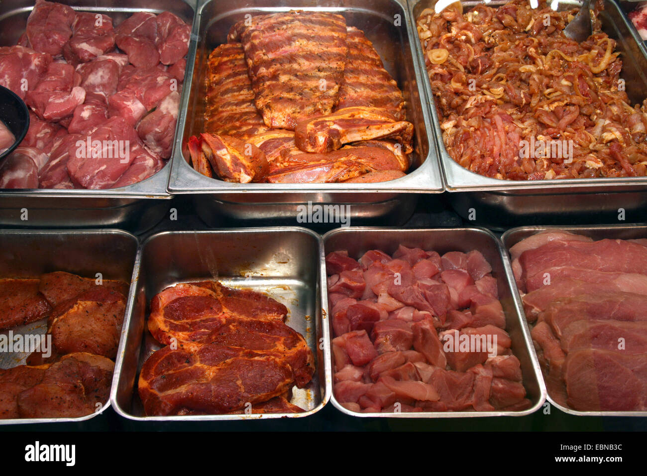 Auswahl an Fleisch in eine Fleischtheke Stockfoto