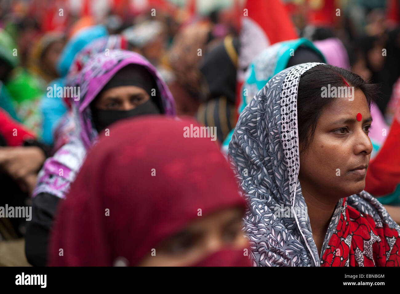 Dhaka, Bangladesch. 3. Dezember 2014. Textilarbeiterinnen aus Landcraft Kleidungsstücke besuchen einen Demo Protest für ihre Due Gehälter und Löhne vor dem National Press Club in Dhaka. Bildnachweis: Zakir Hossain Chowdhury Zakir/Alamy Live-Nachrichten Stockfoto