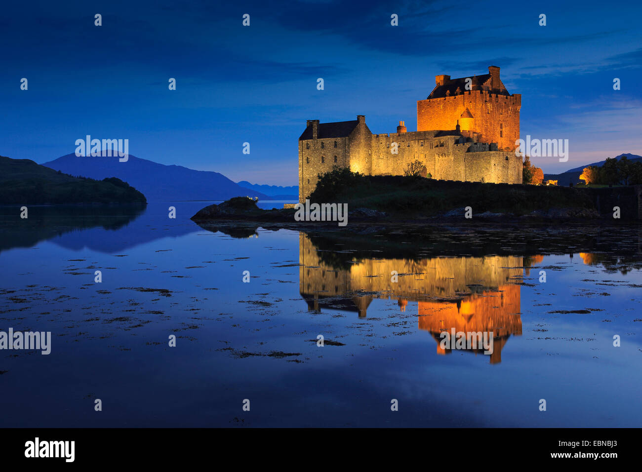 Eilean Donan Castle bei Dämmerung, Großbritannien, Schottland Stockfoto