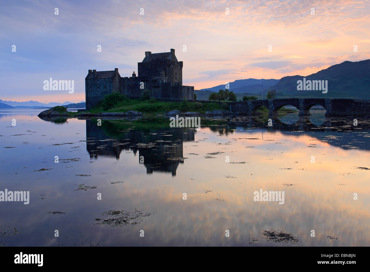 Eilean Donan Castle bei Dämmerung, Großbritannien, Schottland Stockfoto