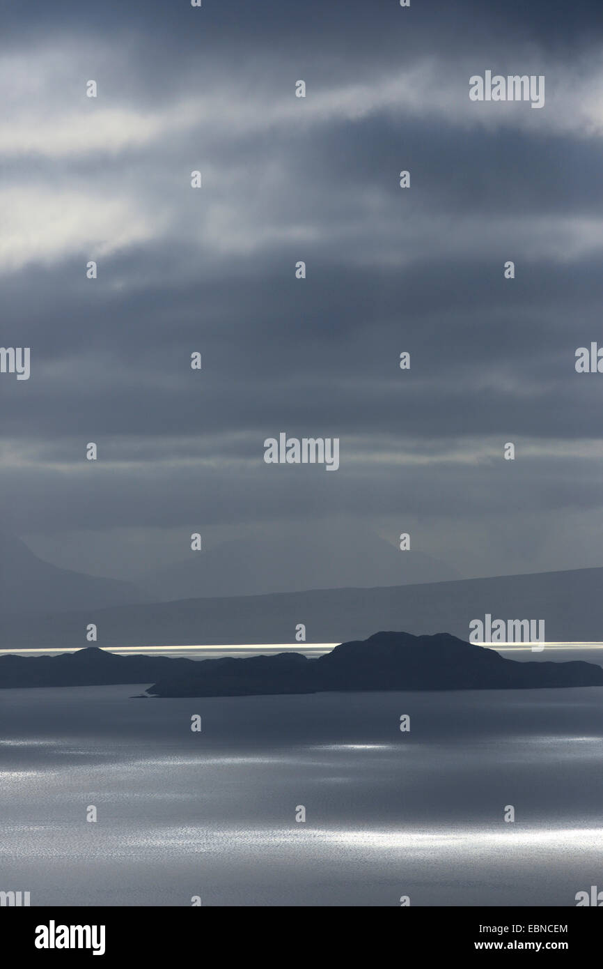schwach Küste mit dunklen Wolken, Großbritannien, Schottland, Isle Of Skye Stockfoto
