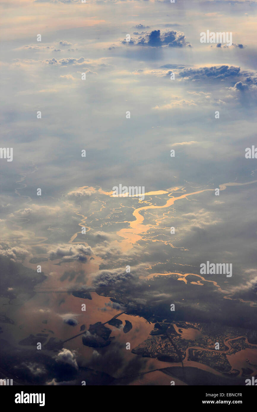 Luftaufnahme durch Wolken nach Fluss Landschaft, USA, Atlanta Stockfoto