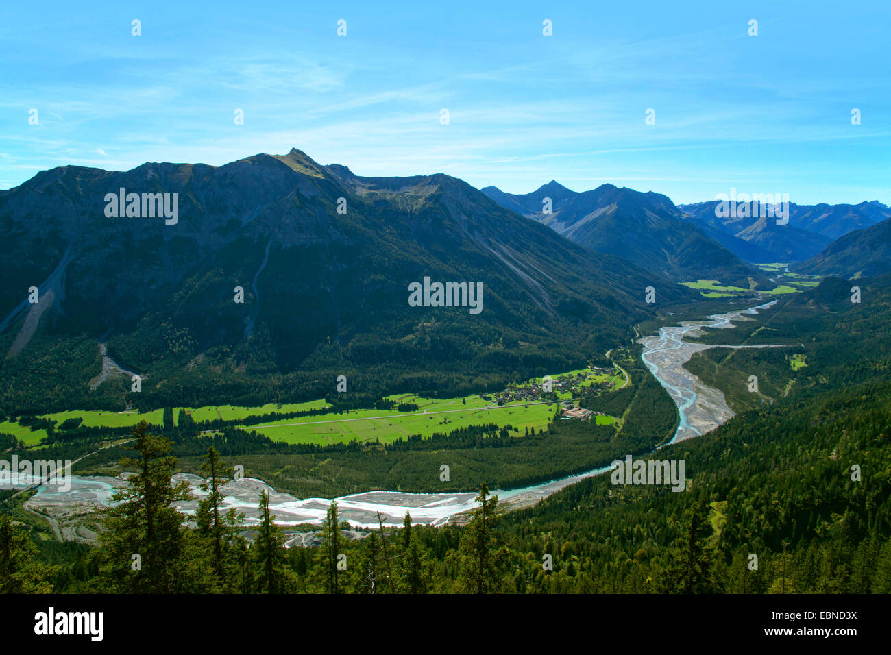 Berg und Fluss Landschaft auf das Lechtal mit dem natürlichen fertigen Fluss Lech und Blick auf die Lechtaler Alpen, Österreich, Tirol, Lechtaler Alpen Stockfoto