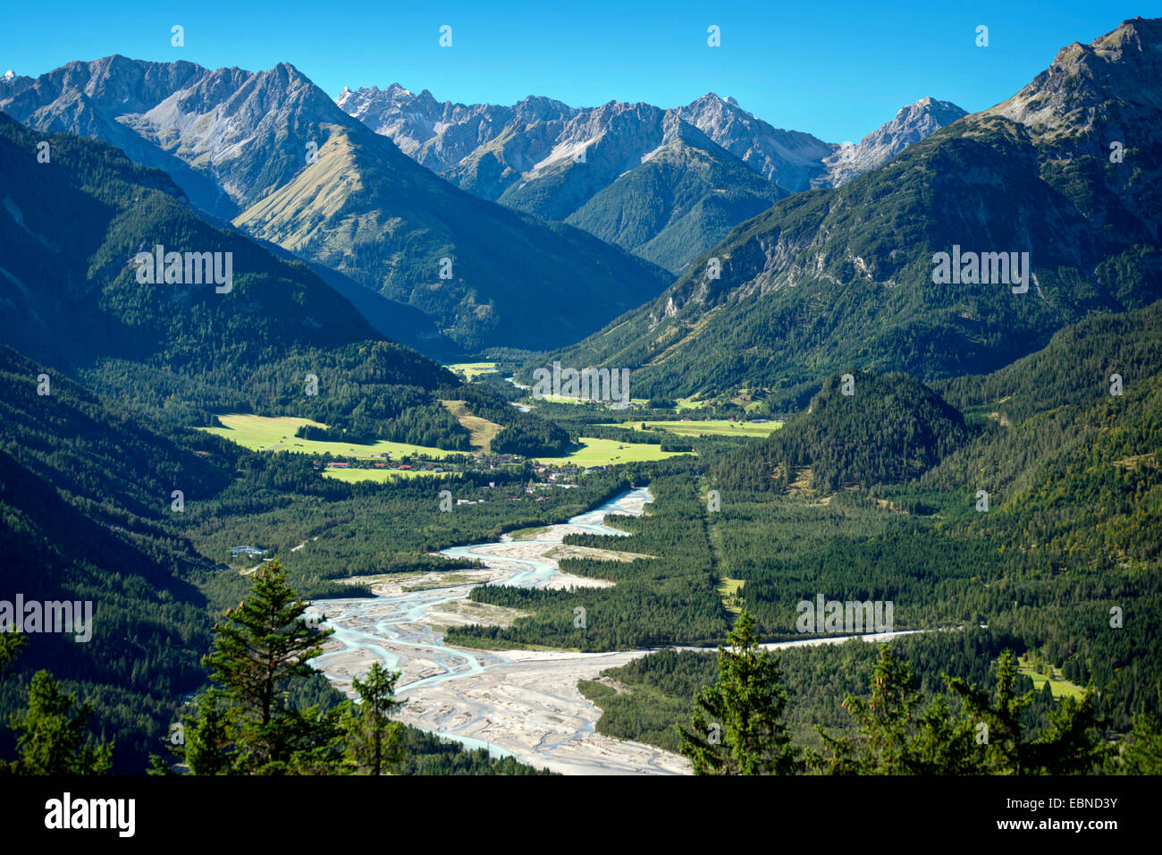 Berg und Fluss Landschaft auf das Lechtal mit dem natürlichen finish am Lech in der Nähe von Vorderhornbach und Haeselgehr, Österreich, Tirol, Lechtaler Alpen Stockfoto