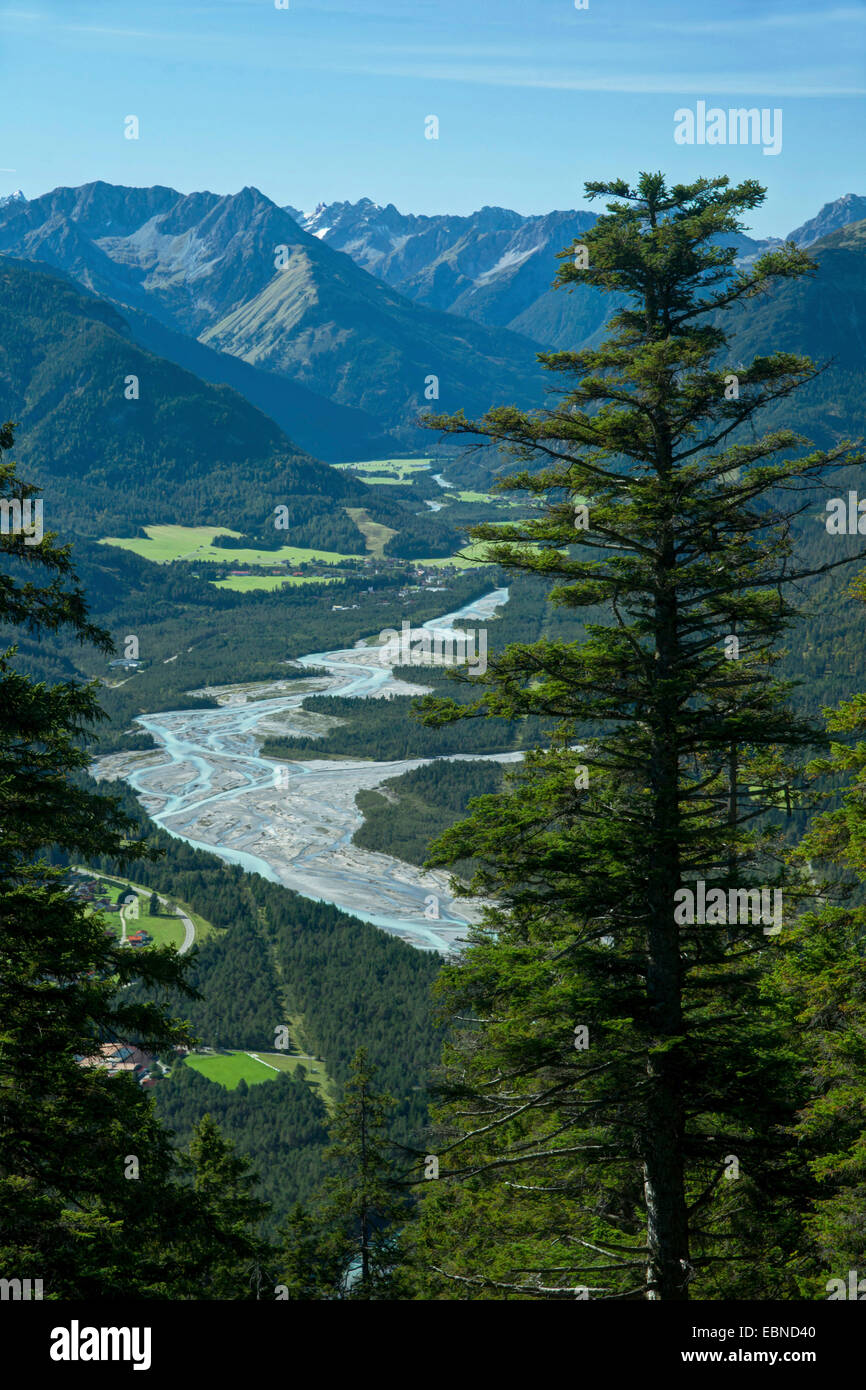 Berg und Fluss Landschaft auf das Lechtal mit dem natürlichen beendet am Lech in der Nähe von Vorderhornbach, Österreich, Tirol, Lechtaler Alpen Stockfoto