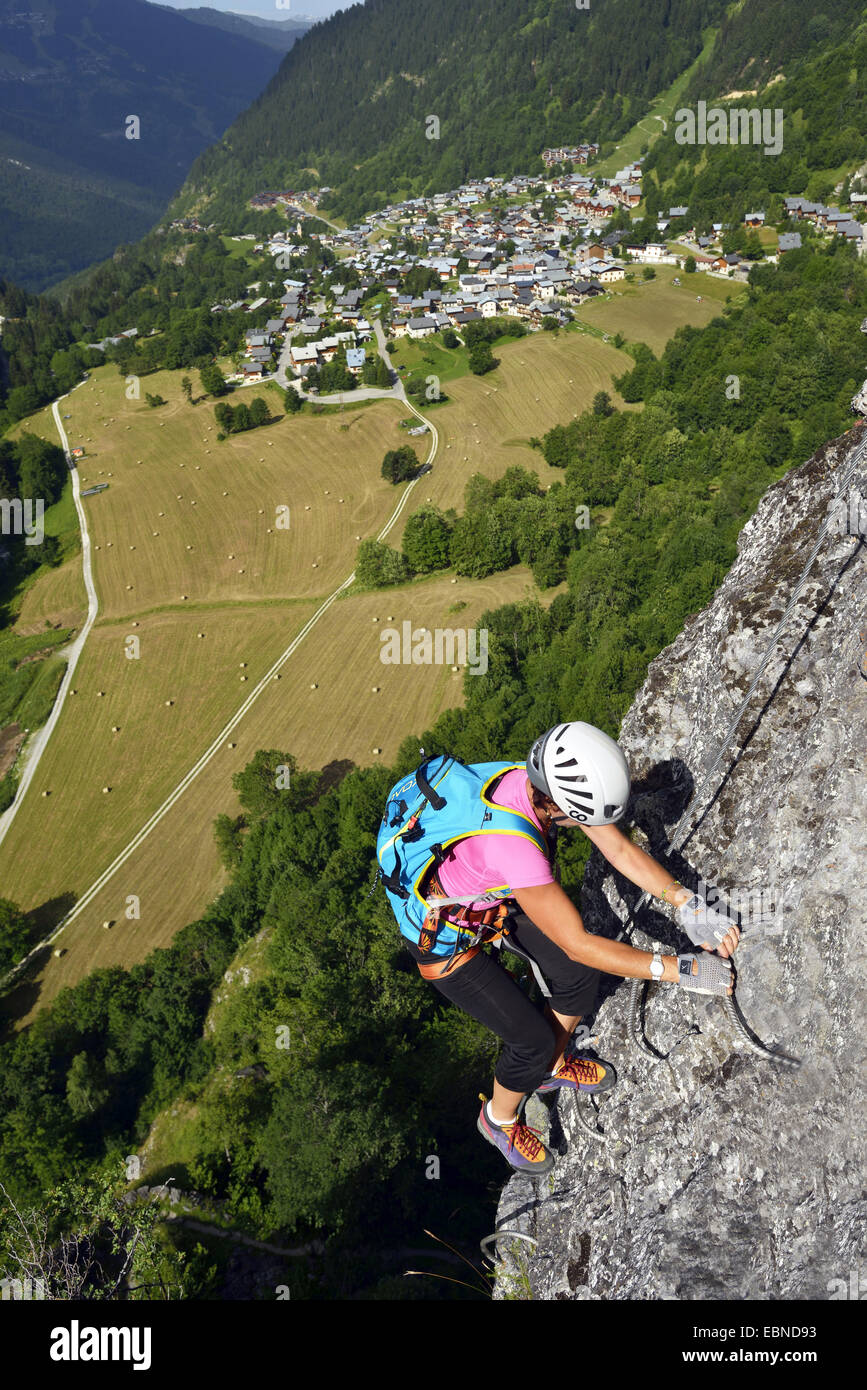 Kletterer am Klettersteig in einer Felswand, Frankreich, Savoyen, Champagny Stockfoto