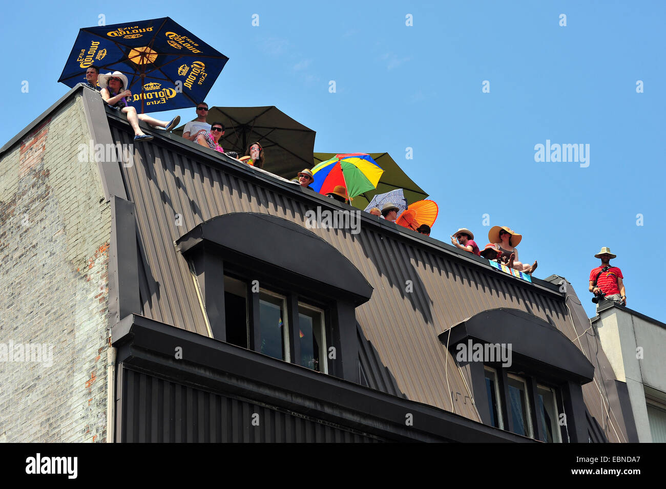 Massen auf einem Dach sehen 2014 World Pride in Toronto. Stockfoto