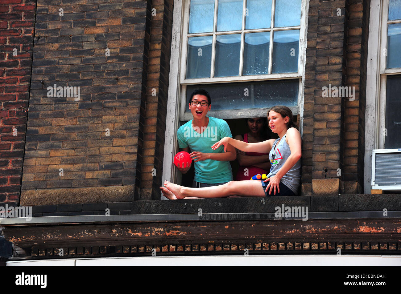 Menschen jubeln aus dem Fenster auf die 2014 World Pride in Toronto. Stockfoto