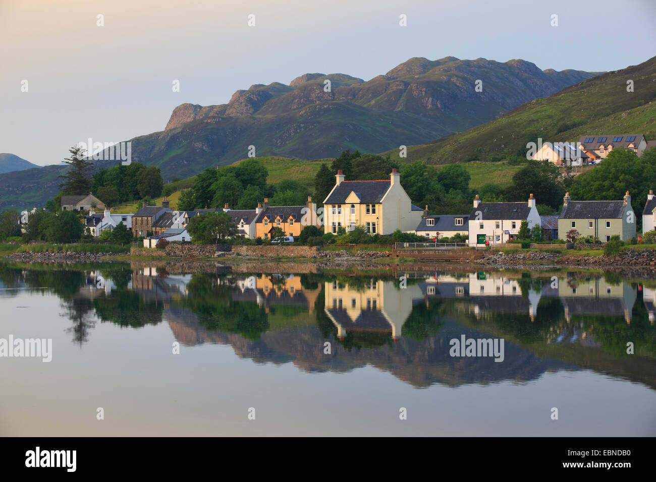 Blick auf Dorf im Abendlicht, Großbritannien, Schottland, Dornie Stockfoto