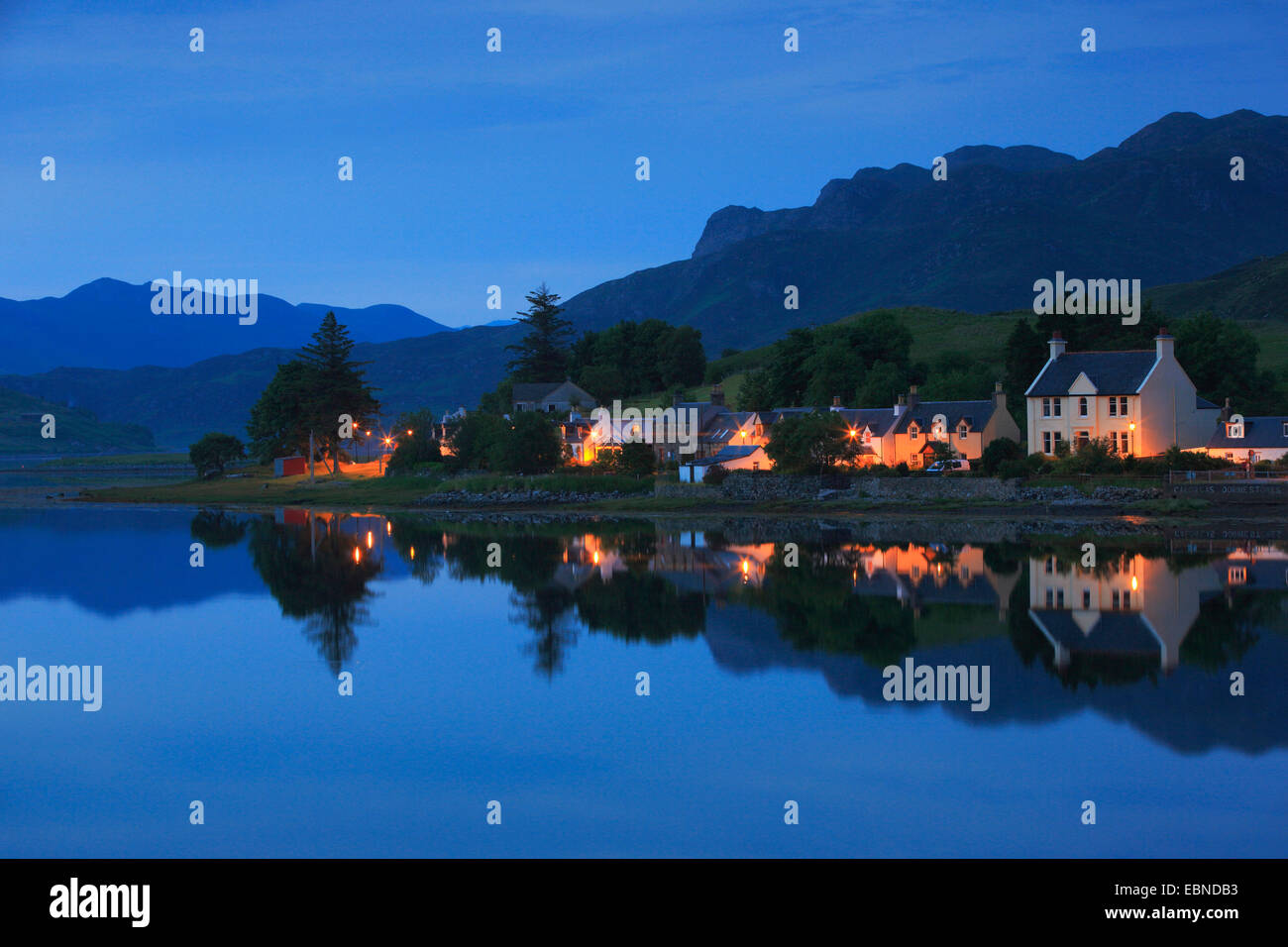 Blick auf Dorf zur blauen Stunde, Großbritannien, Schottland, Dornie Stockfoto