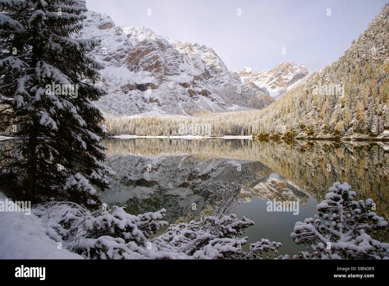 Pragser Wildsee im Winter, Italien, Südtirol, Dolomiten Stockfoto