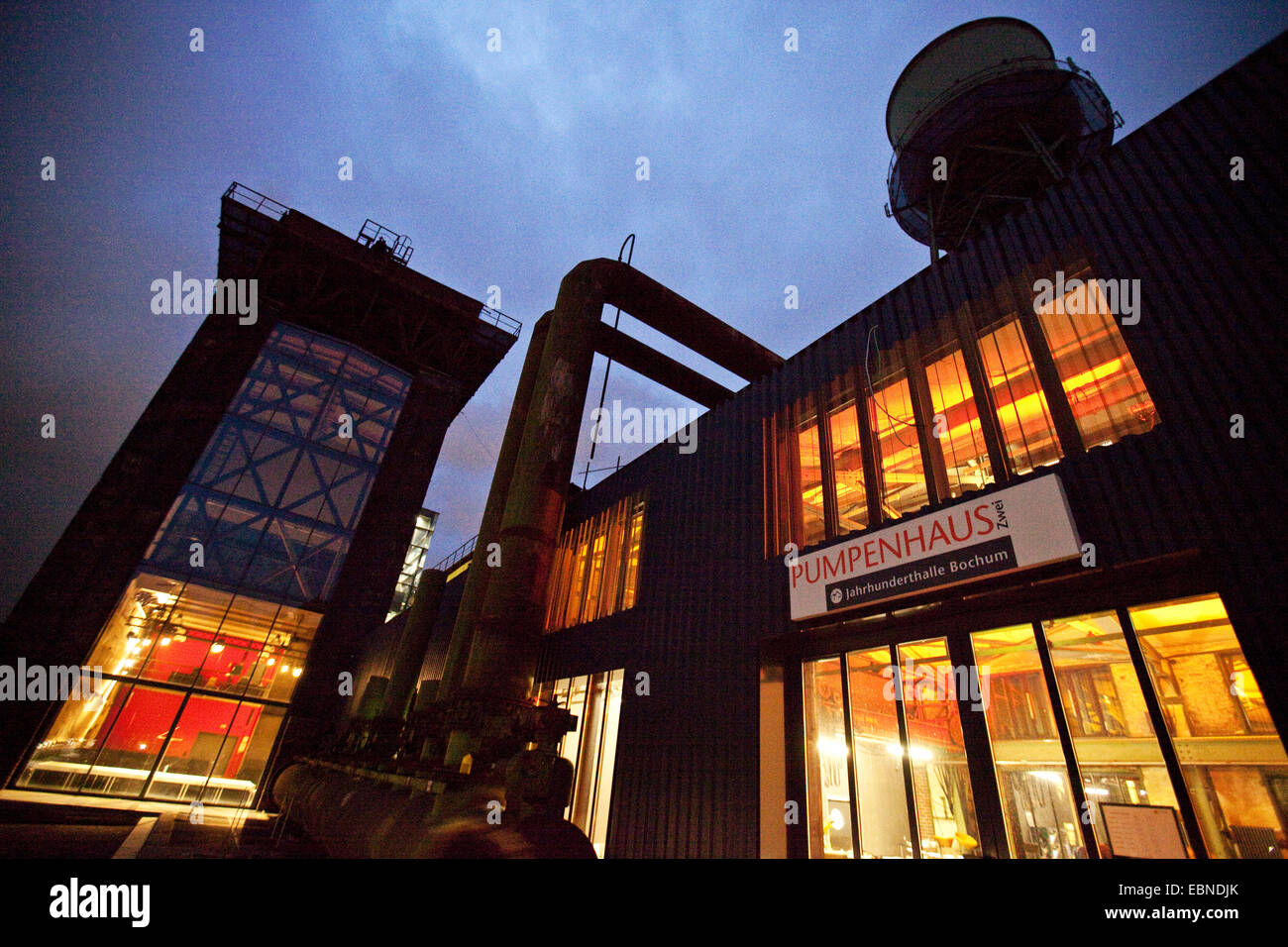 Pumpenhaus der Centennial Hall im Abendlicht, Bochum, Ruhrgebiet, Nordrhein-Westfalen, Deutschland Stockfoto