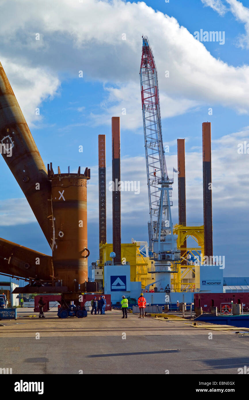 Komponenten für Offshore-Windparks im Hafen Labradorhafen, Deutschland, Bremerhaven Stockfoto