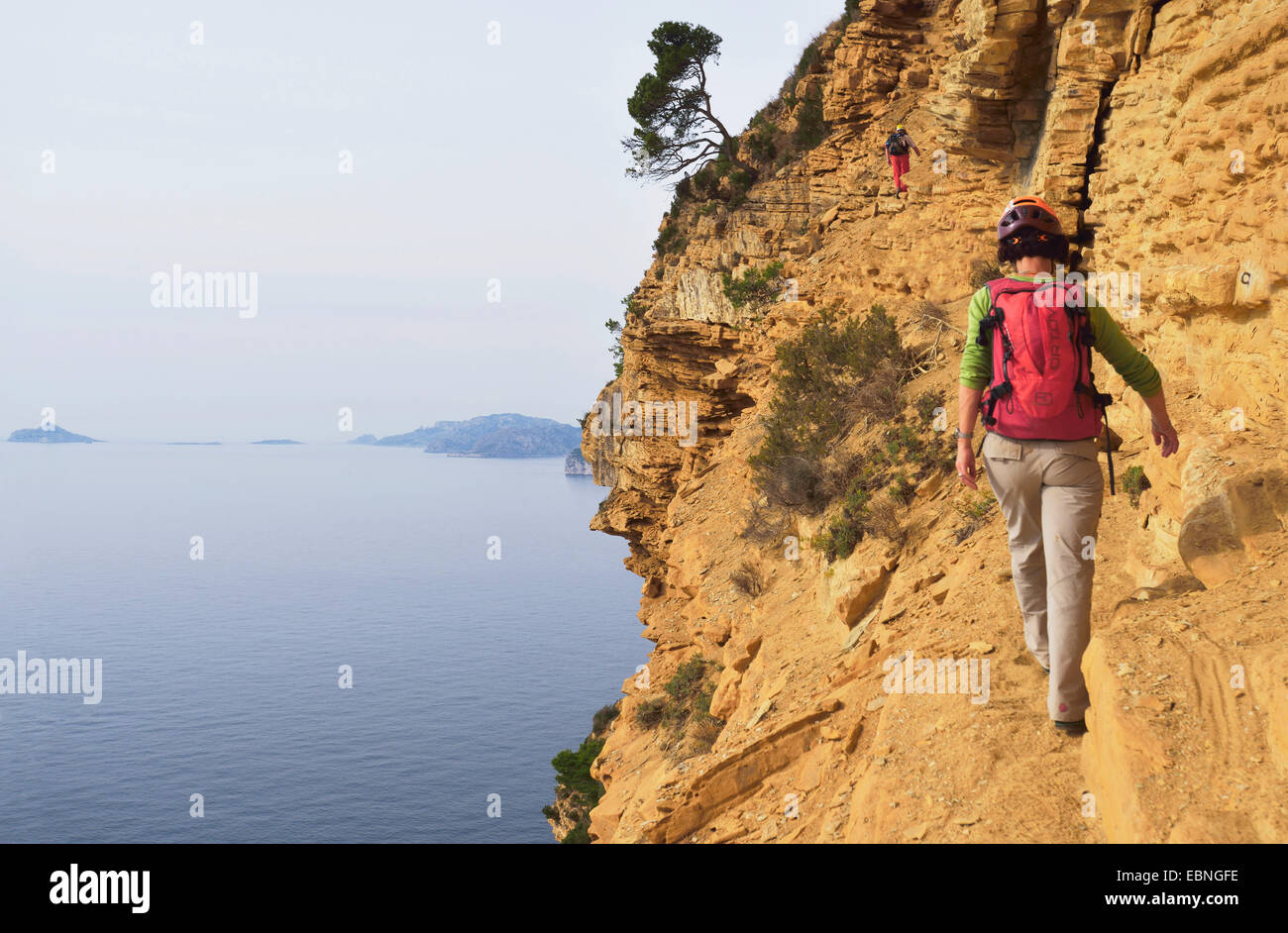 Wanderer, Klettern an der Steilküste, Frankreich, Provence, Calanques Nationalpark Stockfoto