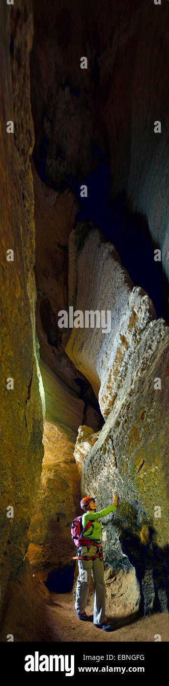 Frau in einer Höhle, Frankreich, Calanques Nationalpark Stockfoto
