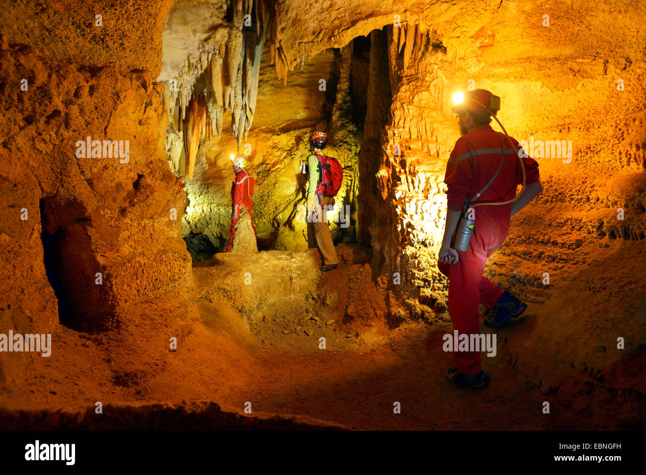 Höhlenforscher in der Höhle namens 14 Juillet, Frankreich, Calanques Nationalpark Stockfoto