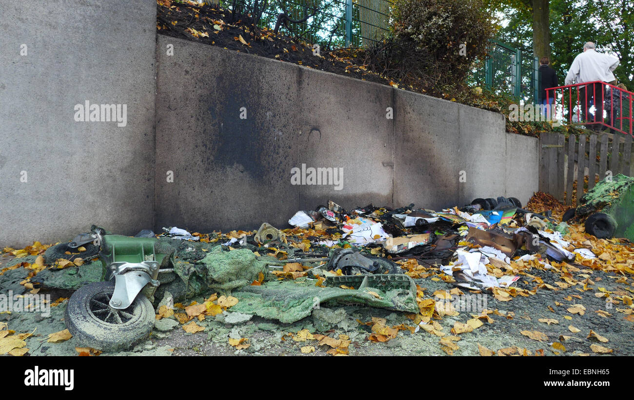 brannte Müllcontainer auf dem Schulhof, Witten, Ruhrgebiet, Nordrhein-Westfalen, Deutschland Stockfoto