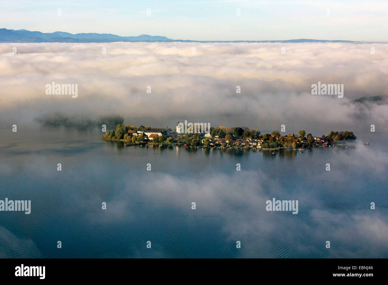 Luftbild, Fraueninsel vor Hochnebel, Deutschland, Bayern, See Chiemsee Stockfoto