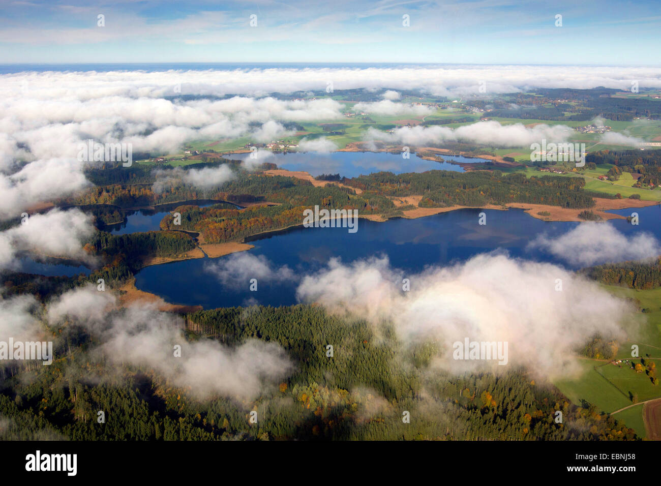 Luftaufnahme durch Wolken, Krautsee und Pelhamer See, Deutschland, Bayern, Chiemgau Stockfoto